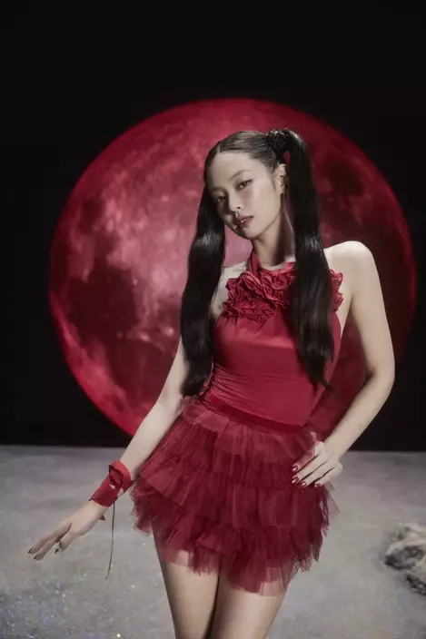 Jennie在10月發布了個人單曲《You & Me》(BLACKPINK Twitter圖片)