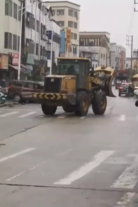 工程車如入無人之境在大街上亂撞。