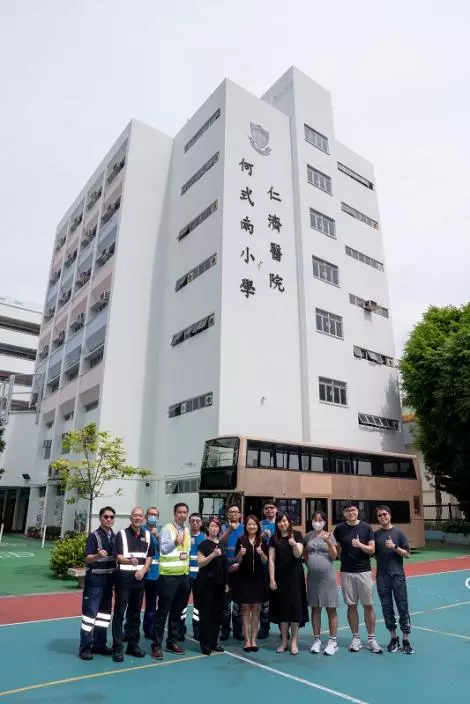 仁濟醫院何式南小學校長樂凱欣（前排右四）、教職員與九巴代表合照。資料圖片