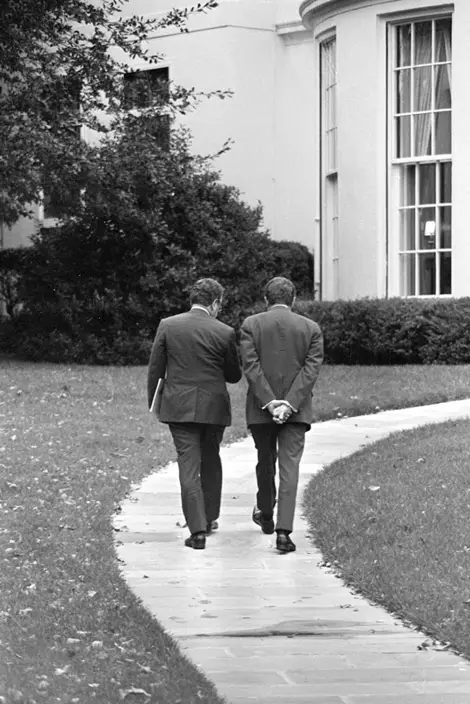 1973年10月31日，尼克松（右）和基辛格（左）一起走向白宮。AP資料圖片