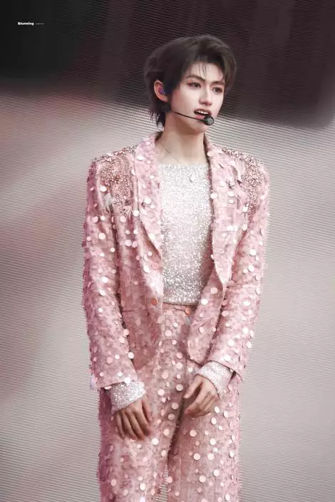 2025年12月26日海南三亞TF家族新年音樂會場外設調解室，當日朱志鑫粉與王櫓杰穆祉丞CP粉爆燈牌大戰打架。圖為朱志鑫。微博圖片