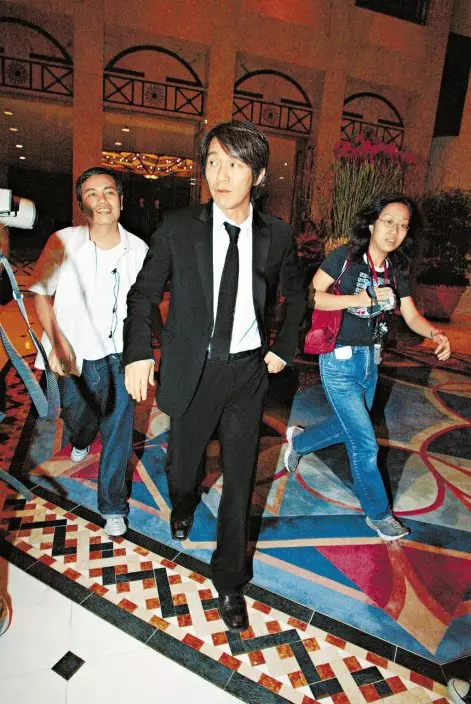 田啟文分享他經「如花」李健仁介紹而開始跟隨周星馳做幕後工作及拍戲,後期因周星馳妹妹辭任貼身助手一職田啟文就頂上。