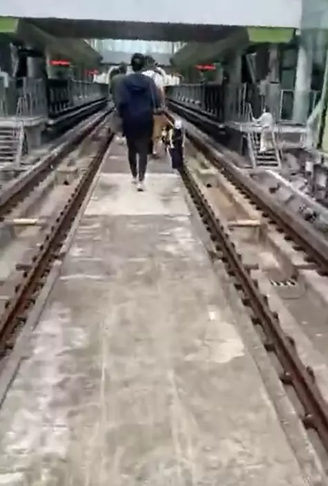 乘客要從路軌範圍離開。(chinjou_lin@IG)