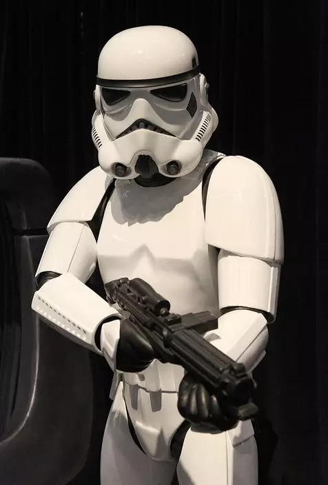 有人想起經典電影《星球大戰》(Star Wars)中的白兵造形,問「帝國白兵少婦軍?」。網上圖片