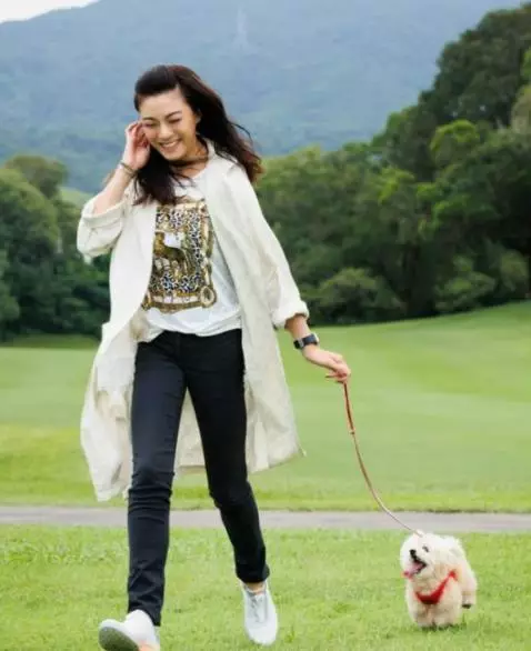 廖碧兒2011年離巢TVB。