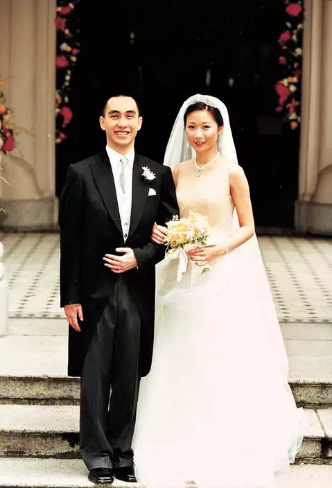 猷龍於2001年與初戀羅秀茵結婚。