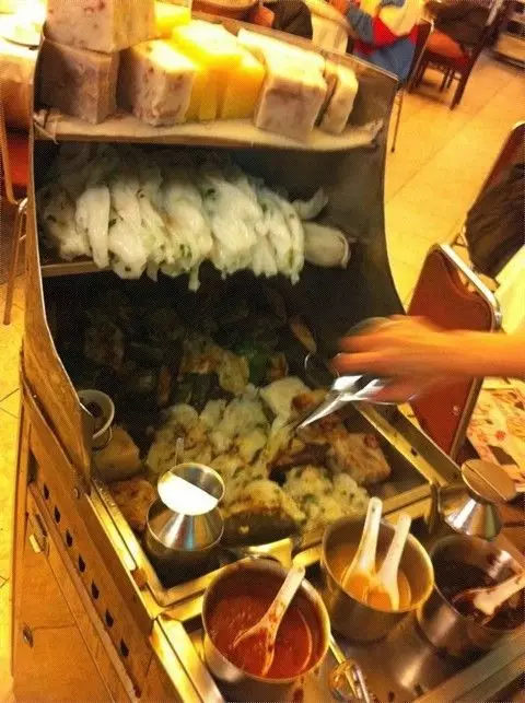 中央飯店仍用車仔推點心(網上圖片)