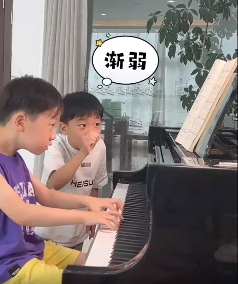 小老師人小鬼大。影片截圖