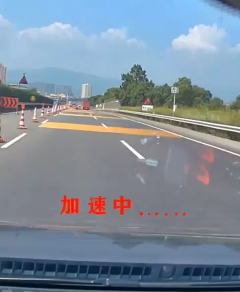 一開始還算正常。影片截圖