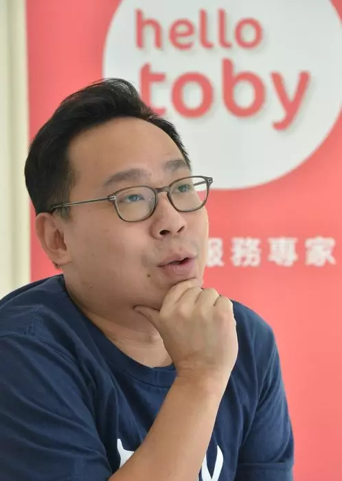 譚君傑形容HelloToby就像互聯網普及前的超市小告示。