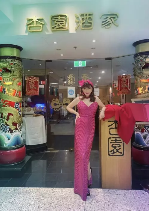 就是這張站在門前的照片,遭網民指似蠟像。