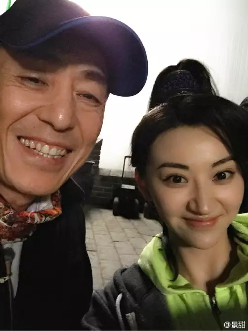 導演張藝謀(左)(景甜微博圖片)