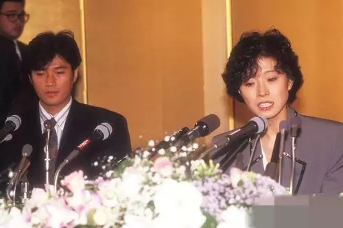 當年中森明菜被騙出席記招。