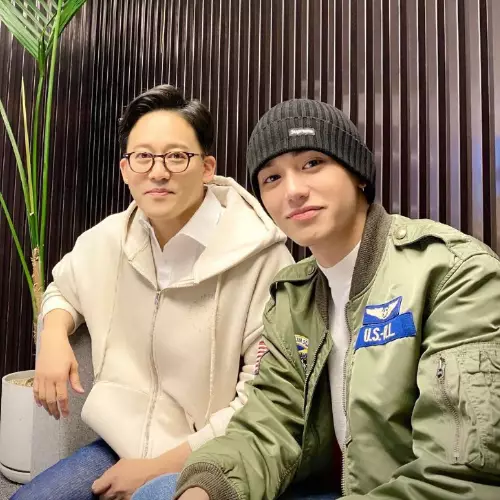 SM娛樂前CEO李成洙早在2月已上載跟Lucas合照（網上圖片）