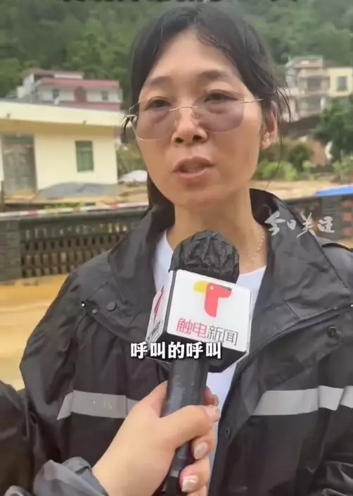 村幹部緊急轉移村民。影片截圖