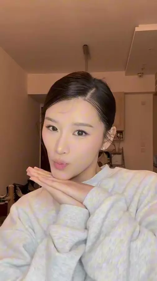 溫柔韓式妝容顯得溫婉可人。