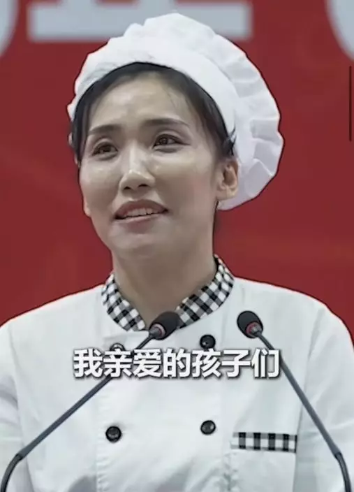 延邊大學食堂阿姨畢業典禮上真情寄語感動師生及網民。影片截圖