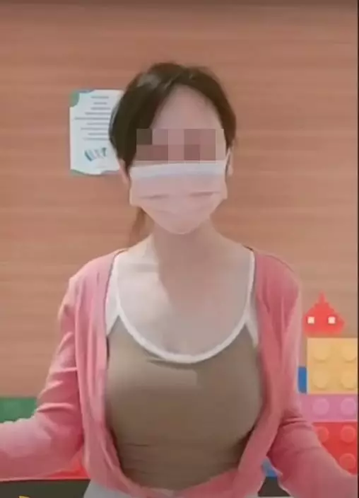 她疑似身處一個課室裏。影片截圖