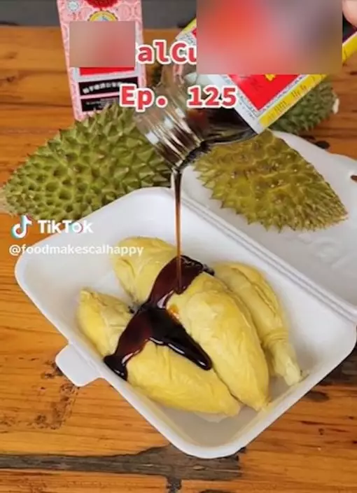 新加坡有美食網紅將枇杷膏加到榴槤上吃,引起網民熱議。(TikTok@foodmakescalhappy)