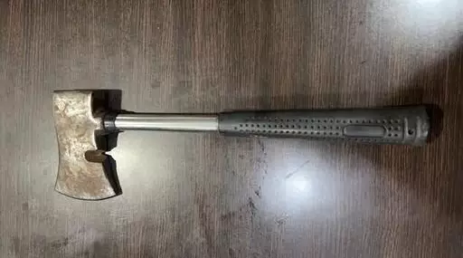 新北中和餐廳座位爭執引發54歲男子持斧攻擊38歲顧客，致其肩臂輕傷，警方當場逮捕移送偵辦。圖片來源：新北市警方提供