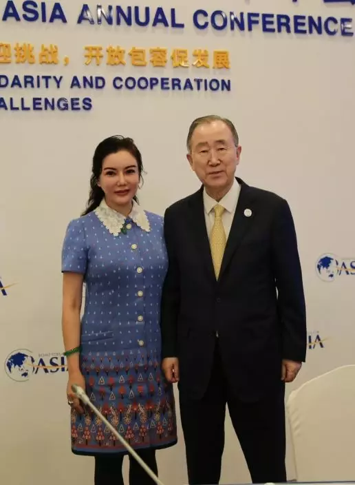 彭丹在博鰲亞洲論壇與前聯合國秘書長潘基文合照。