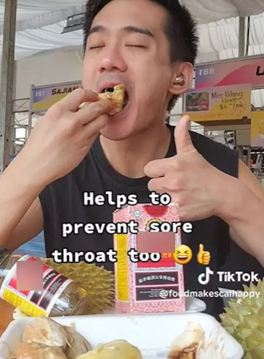 男子隨後露出陶醉表情,並伸出大拇指讚賞。(TikTok@foodmakescalhappy)
