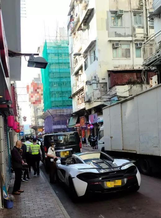 警方於油麻地新填地街、上海街及廟街一帶進行聯合行動，打擊阻街及交通違例事項。警方提供