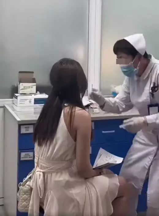 短片另附露膊女受傷後到急症室治理鏡頭。網上截圖