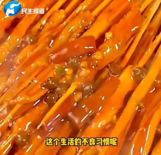 河南鄭州24歲女大學生長期吃路邊攤致胃癌晚期。影片截圖