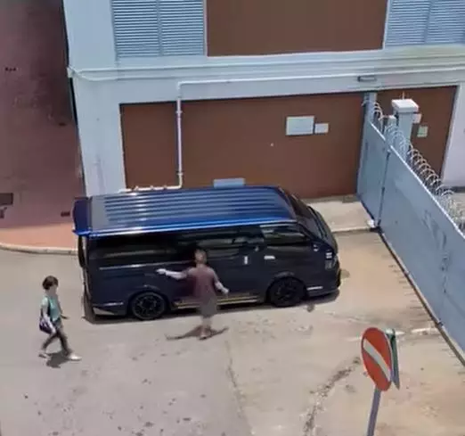 貨Van司機走向座駕將車門關上。fb車cam L（香港群組）影片截圖
