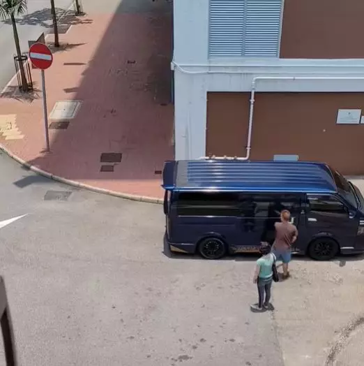 貨Van司機將車門關上。fb車cam L（香港群組）影片截圖