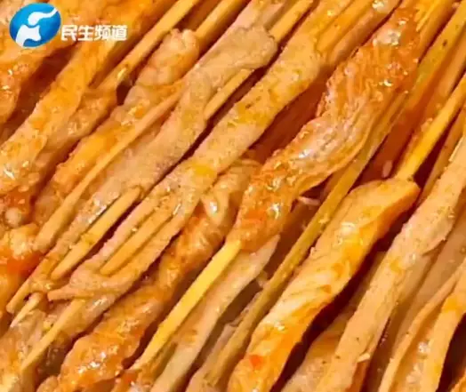 河南鄭州24歲女大學生長期吃路邊攤致胃癌晚期。影片截圖