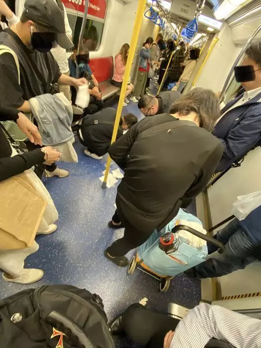 有乘客在港鐵車廂內突然嘔吐，其他乘客紛紛出手相助。（ FB圖片）
