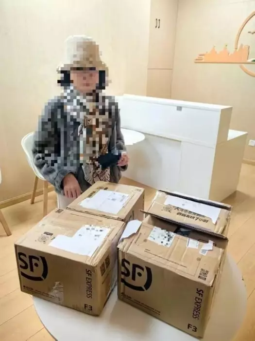 女子寄出名錶，聲稱用途是交予所謂「軍官」朋友投資。上海市公安局黃浦分局供圖