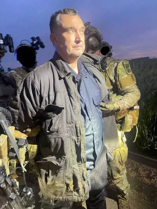 疑犯伯爾特(Vance Boelter)落網,消息指他在一家名為「禁衛軍」(Praetorian Guard Security)的保安公司工作。
