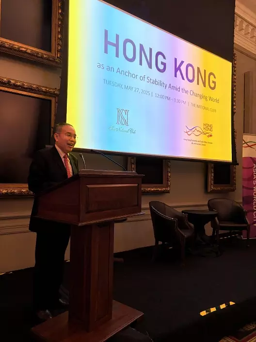 Hui Ching-yu attended a business luncheon for financial leaders in Toronto, delivering a speech titled "Hong Kong as a Stable Foundation Amid Global Changes."