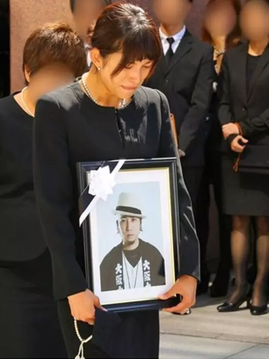 丈夫自殺身亡,上原多香子傷心欲絕。(網上圖片)
