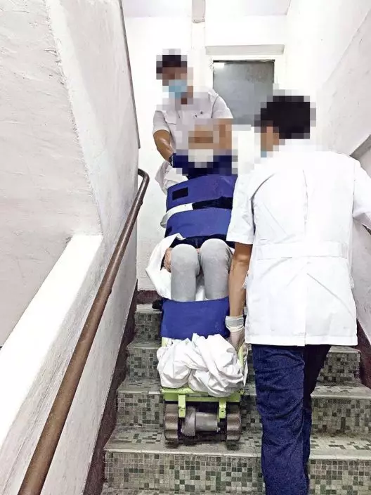 非緊急救護車運送服務員不時要登樓護送病人登車,但因人手不足無人看管已登車的其他病人。 網上圖片