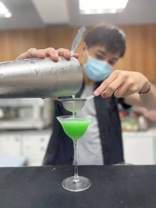 嘉俊的菜檔有很多擺設,是他自己組合設計,希望可以讓街坊「買餸唔洗咁悶」。