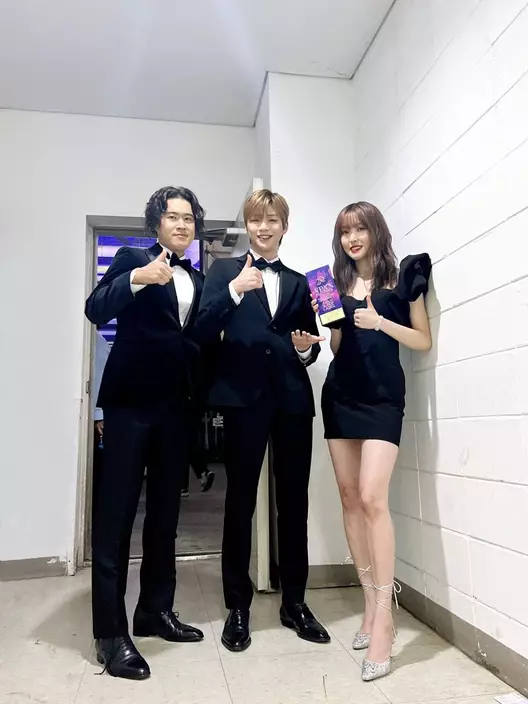 姜丹尼爾率KONNECT娛樂歌手一起出席獲頒K-POP LABEL獎(網上圖片)