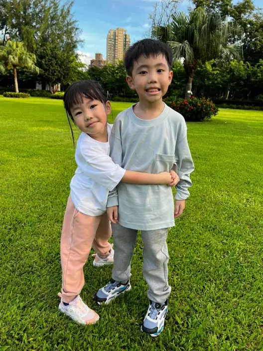 Wesley十分疼錫妹妹,有時會教她做功課。