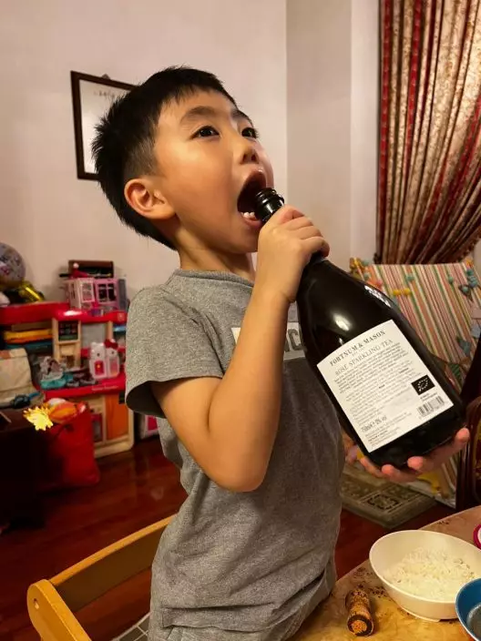 Wesley慶祝6歲生日時,飲有氣茶代替香檳慶祝。