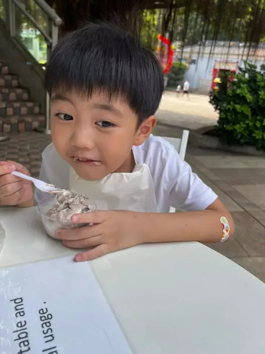 蔡雪瑩Snowy的兒子Wesley事物充滿好奇心。