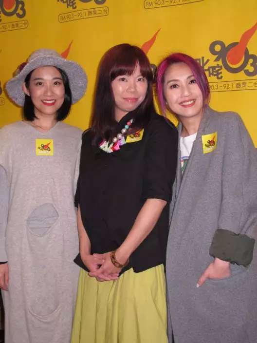 陳逸寧（左）2017年與楊千嬅等人上電台宣傳電影《春嬌救志明》。