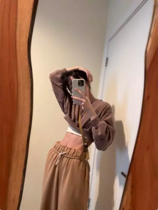 徐嬌近日迷上Crop top。