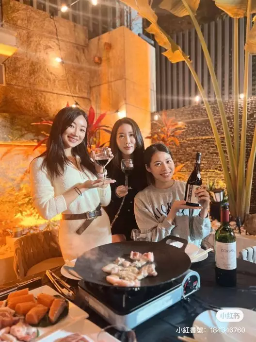 當晚(左起)陳瑞菱、何詩琪、馮嘉敏都有飲酒。