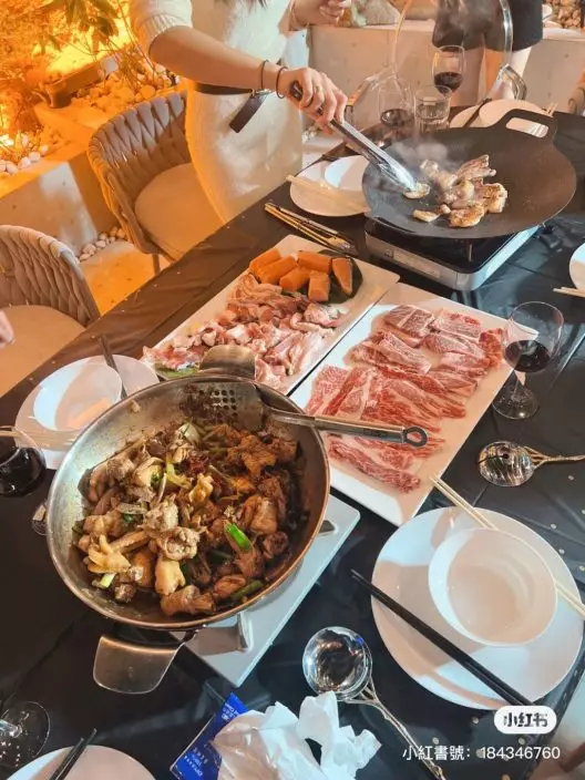 陳瑞菱的大花園足以容納十多人,同時BBQ及打邊爐都得。