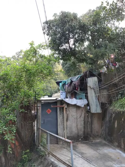 葵涌上一村有至少50人居住，大部份不設廁所及浴室。