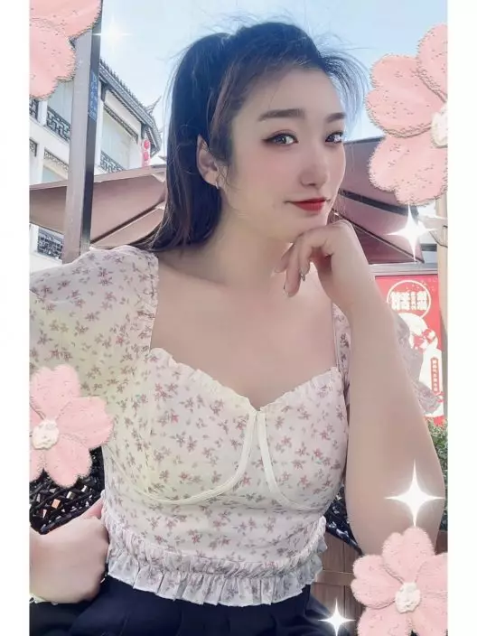 李夢雖然身材普通,但身高183cm的她有一雙長腿。