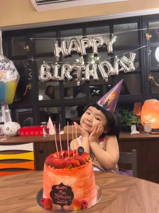 Lucy昨日過5歲生日，在生日直播前，先拍片示範「港女十式」。